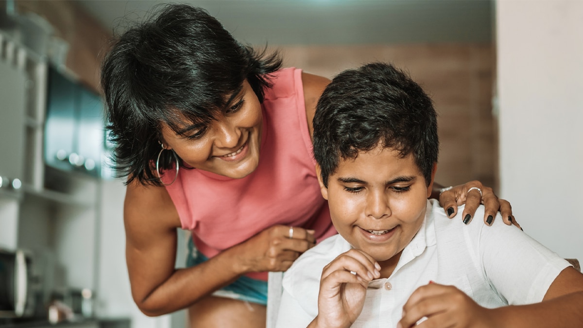 Madre atendiendo a su hijo en la casa.