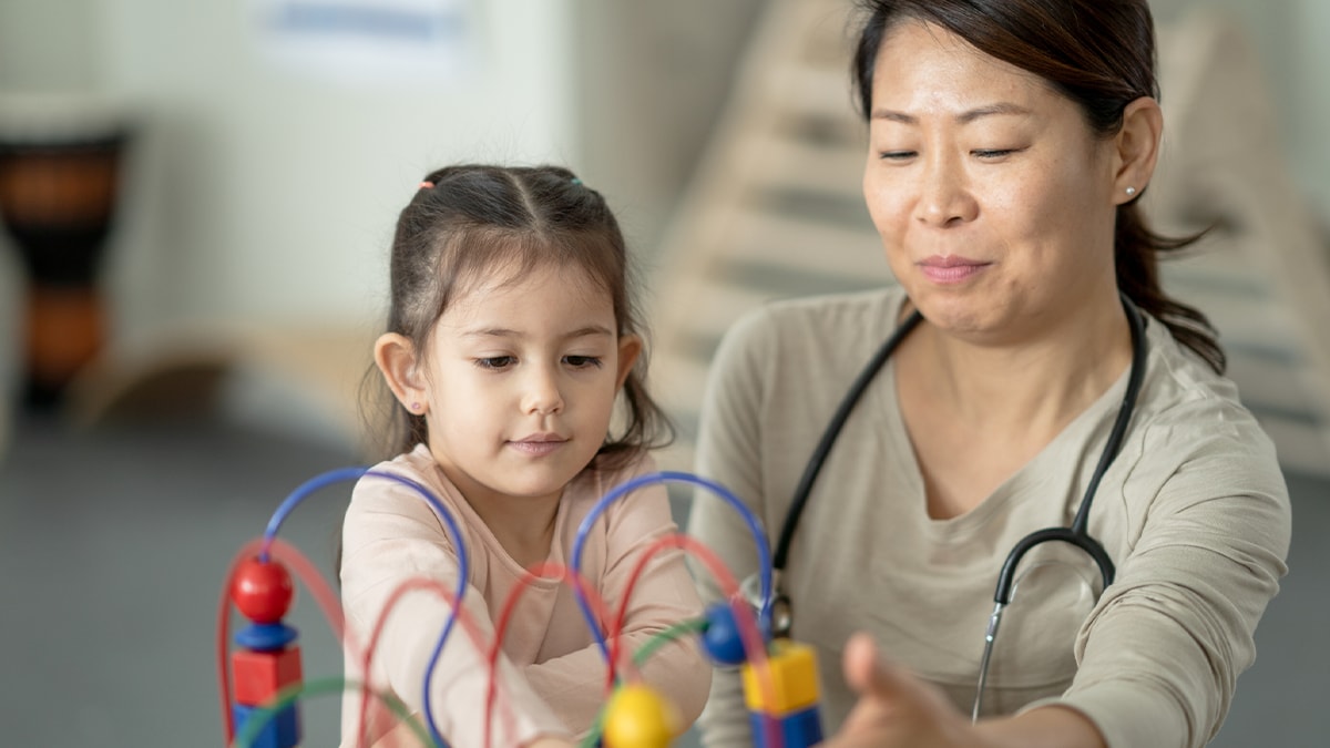 Una médica monitoreando el desarrollo de una niña.