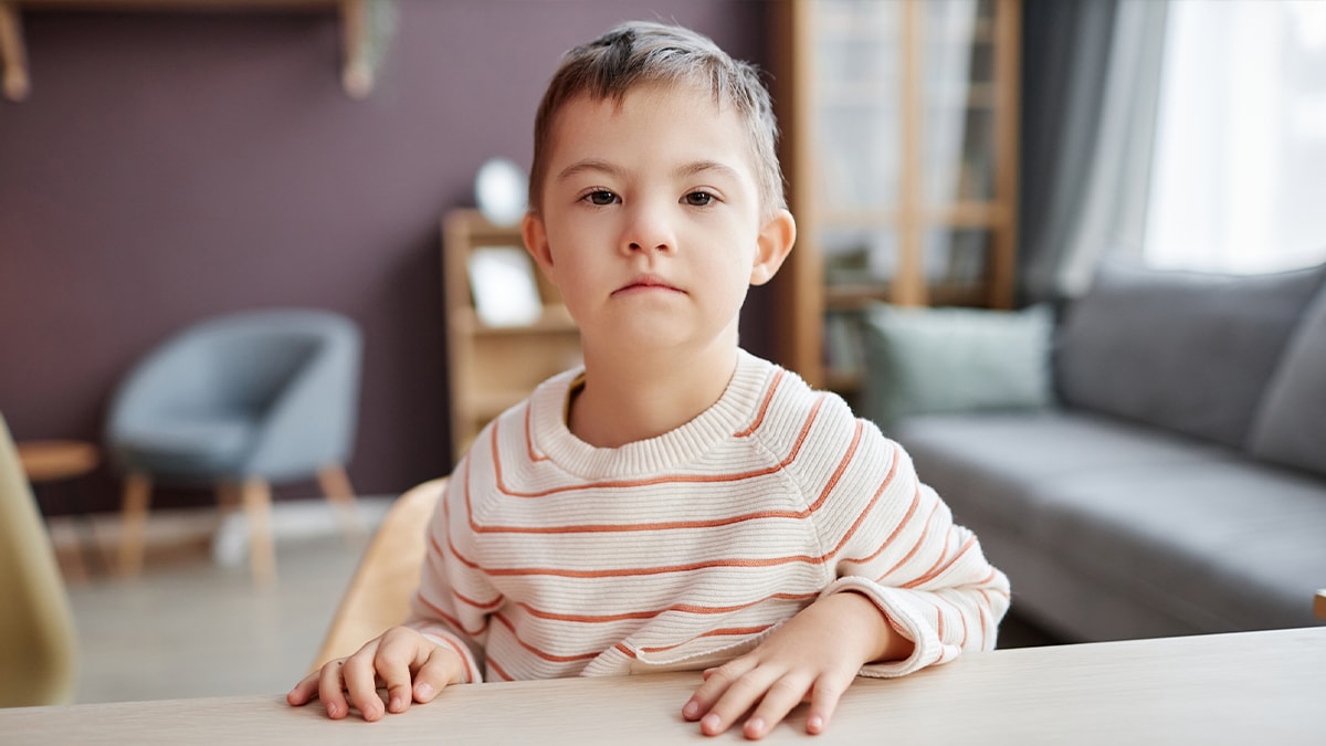 Niño con discapacidad mirando a la cámara