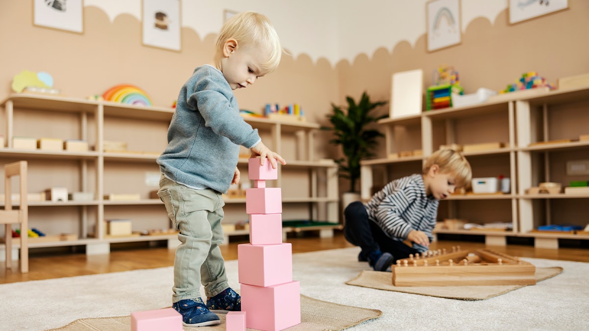 Dos niños jugando durante una evaluación