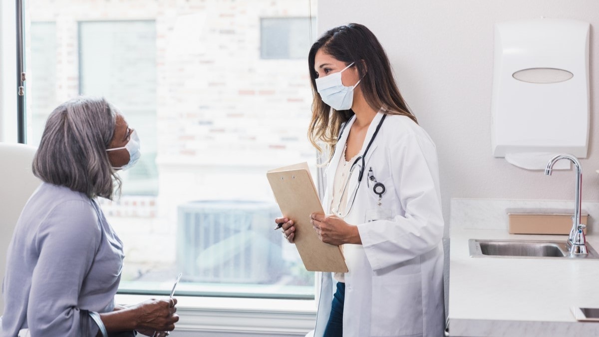 una paciente hablando con su médico