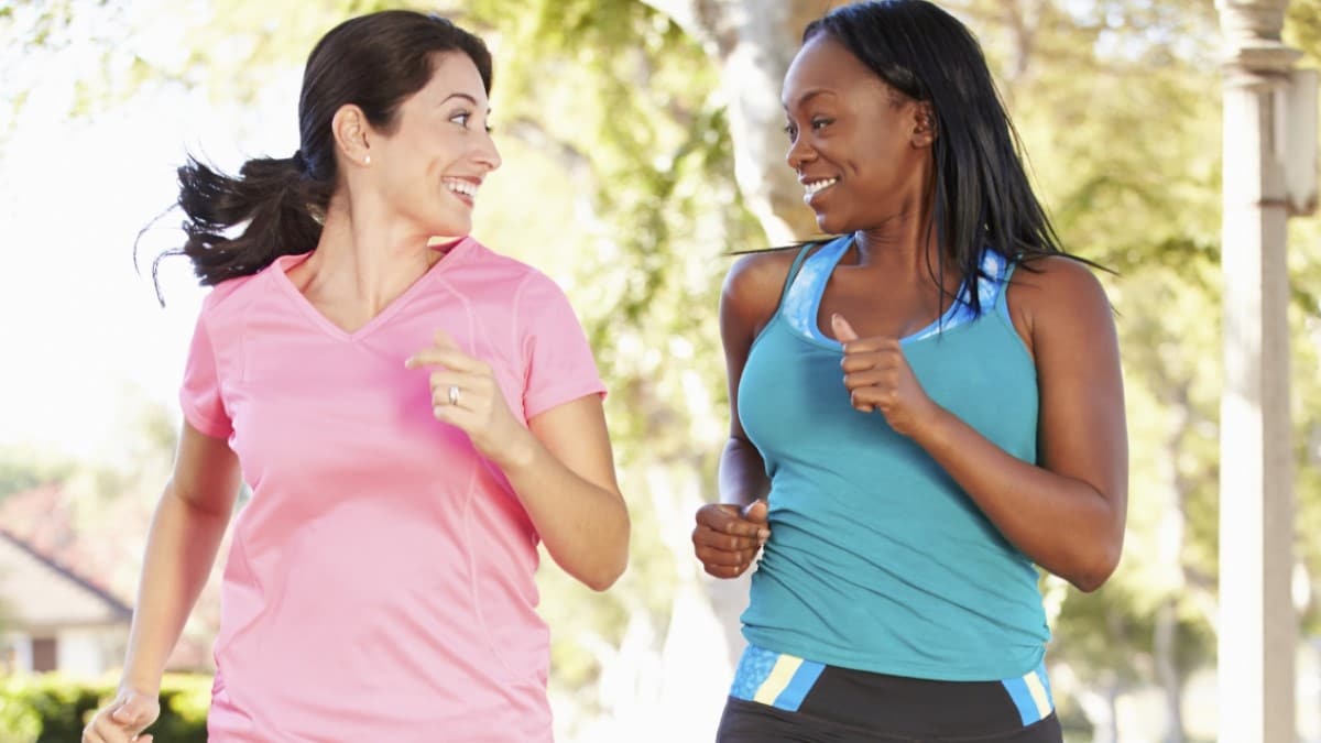 dos mujeres jóvenes corriendo