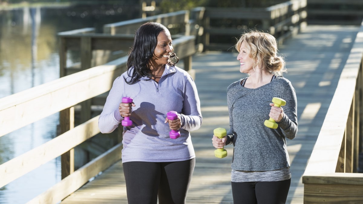 dos mujeres caminando