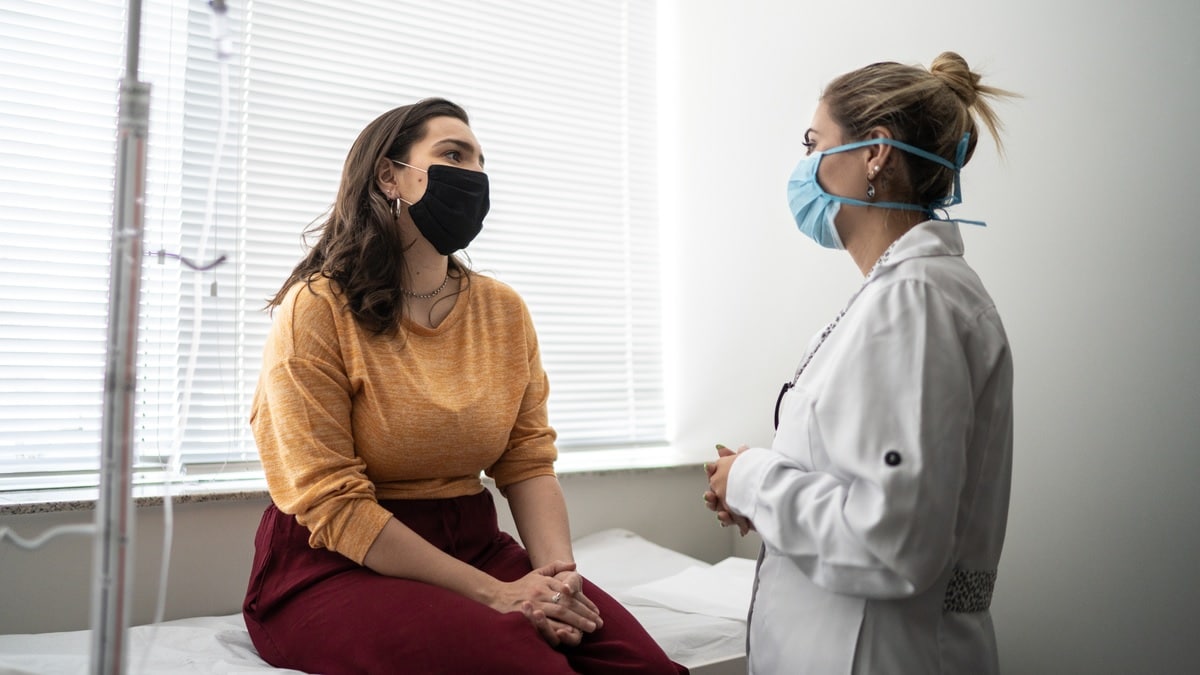 una mujer hablando con su médico.