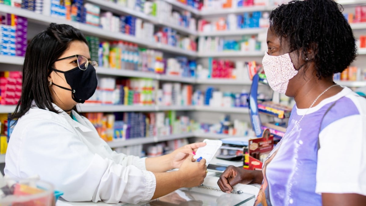 Foto de una farmacéutica hablando con una paciente sobre su receta