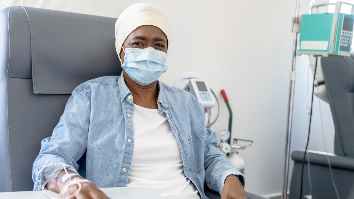 Foto de una mujer recibiendo quimioterapia.