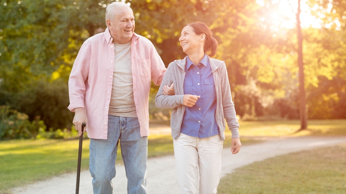 un hombre y una mujer mayores caminando al aire libre