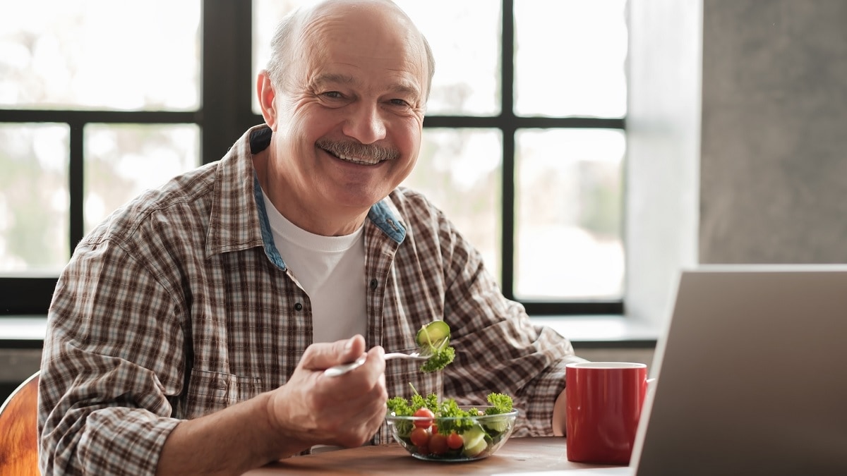 un hombre comiendo una ensalada.