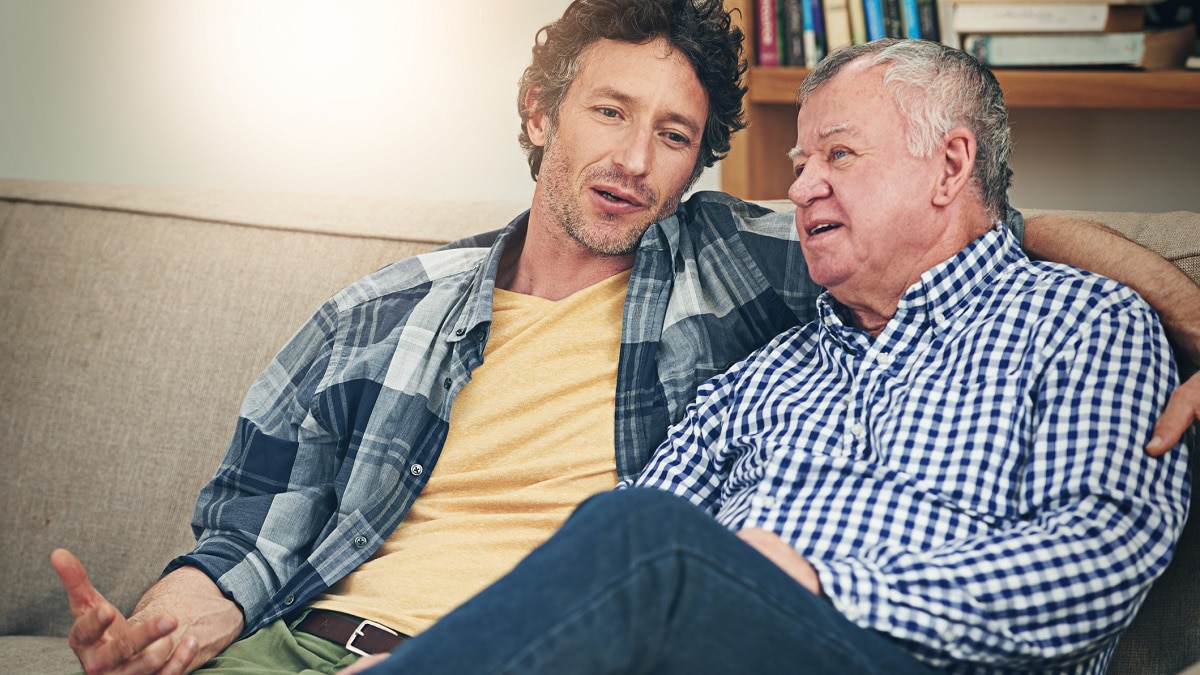 un hombre hablando con su padre anciano