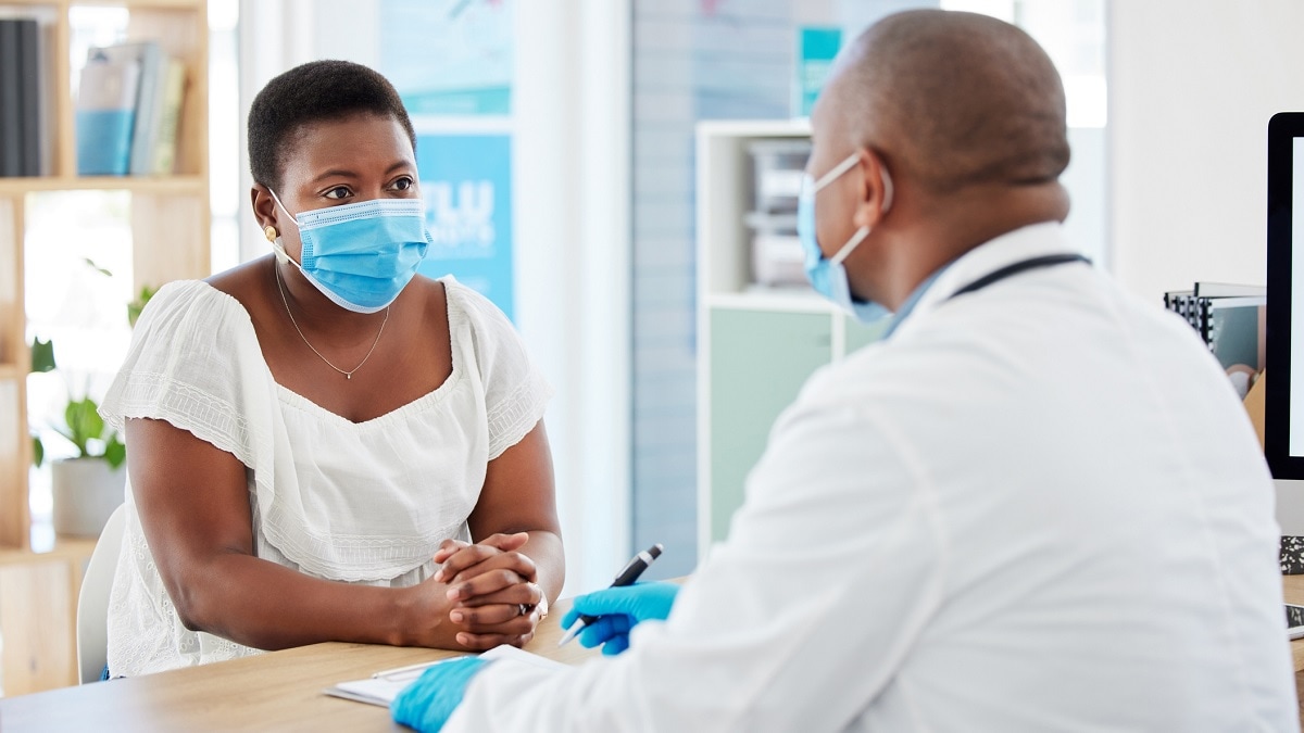 una mujer hablando con su médico.