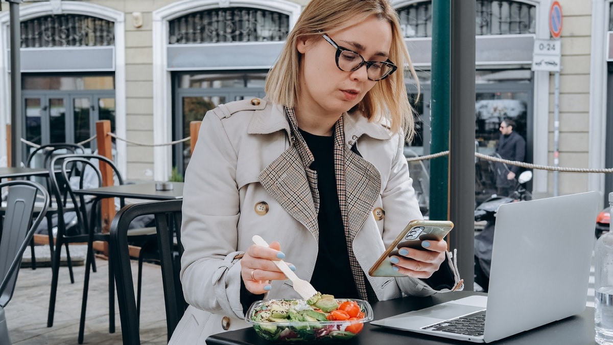 una mujer comiendo una ensalada.