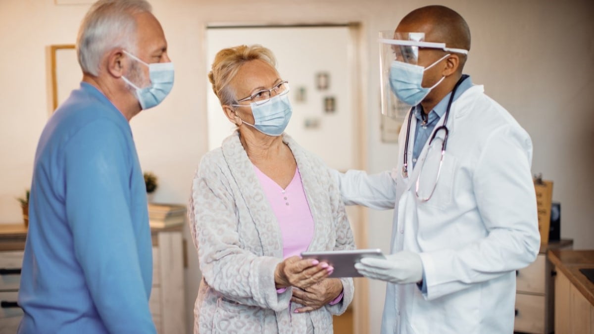 Foto de un hombre y una mujer hablando con un doctor