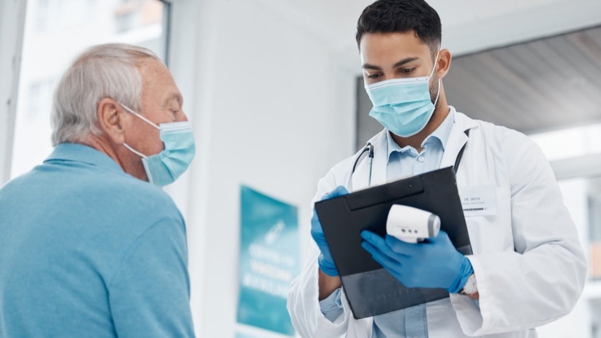 Foto de un hombre hablando con un doctor