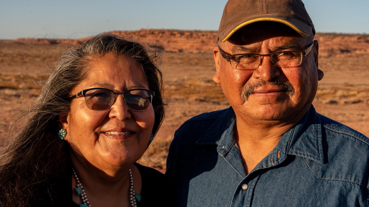 Foto de un esposo y una esposa nativos americanos cerca de su casa en Monument Valley, Utah.