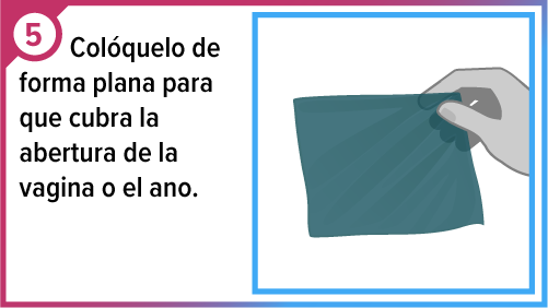 Mano sosteniendo el condón aplanado para usar como barrera bucal.