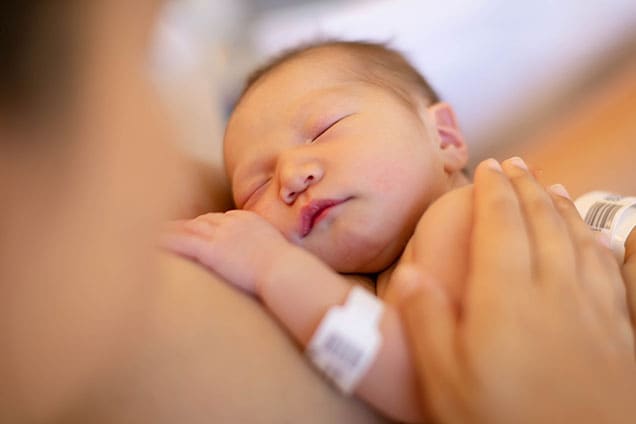 Bebé recién nacido en un hospital con la madre.