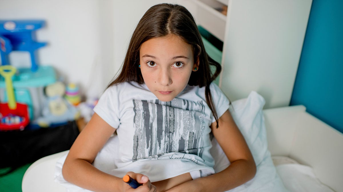 girl with insulin pen