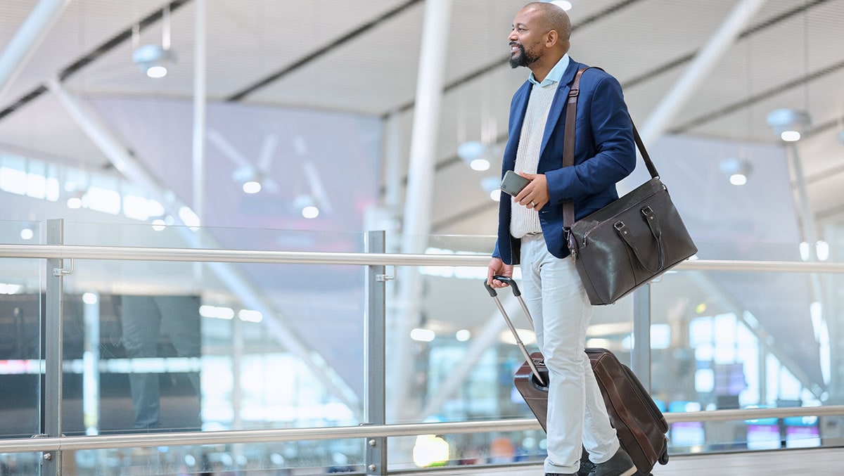 Hombre caminando por un aeropuerto