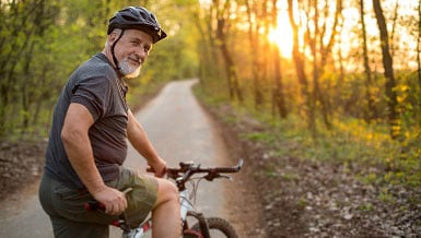 Hombre mayor en su bicicleta de montaña al aire libre