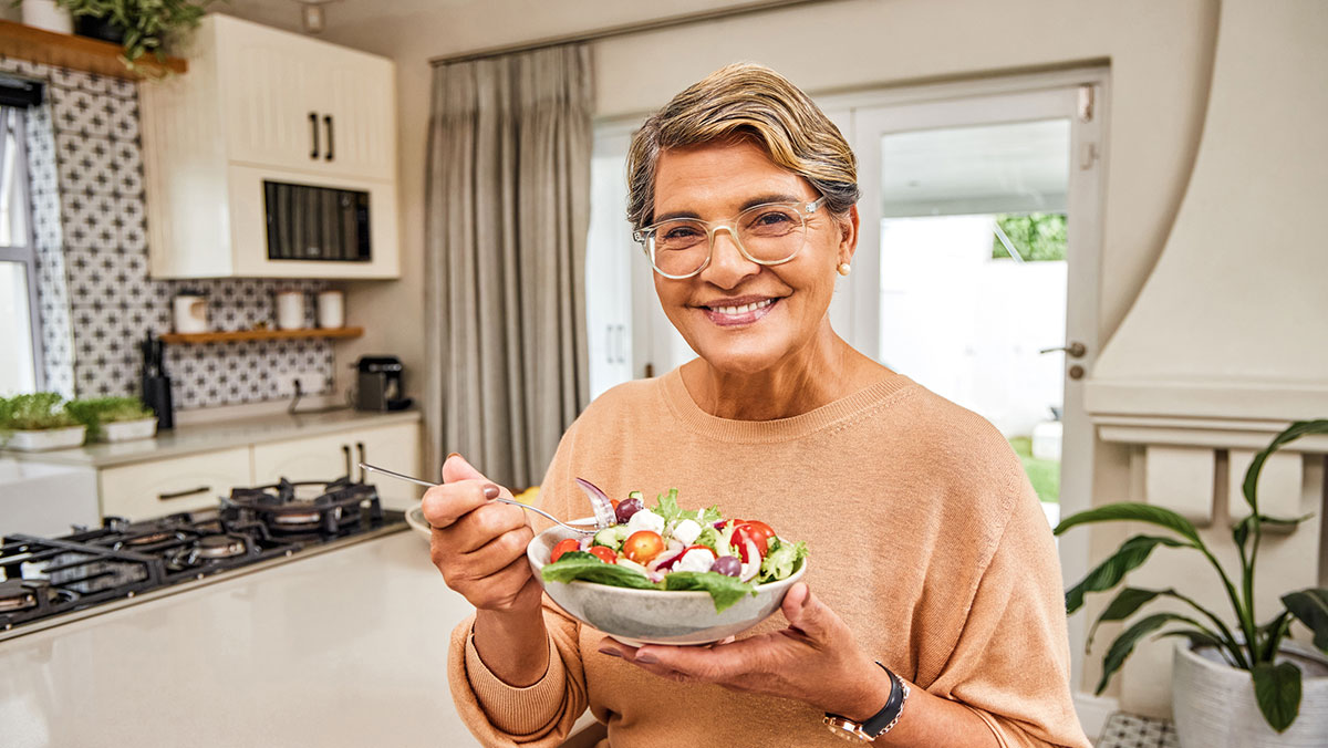 Mujer comiendo ensalada