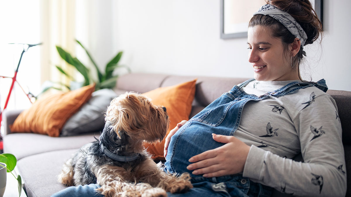 Una mujer embarazada y su cachorrito