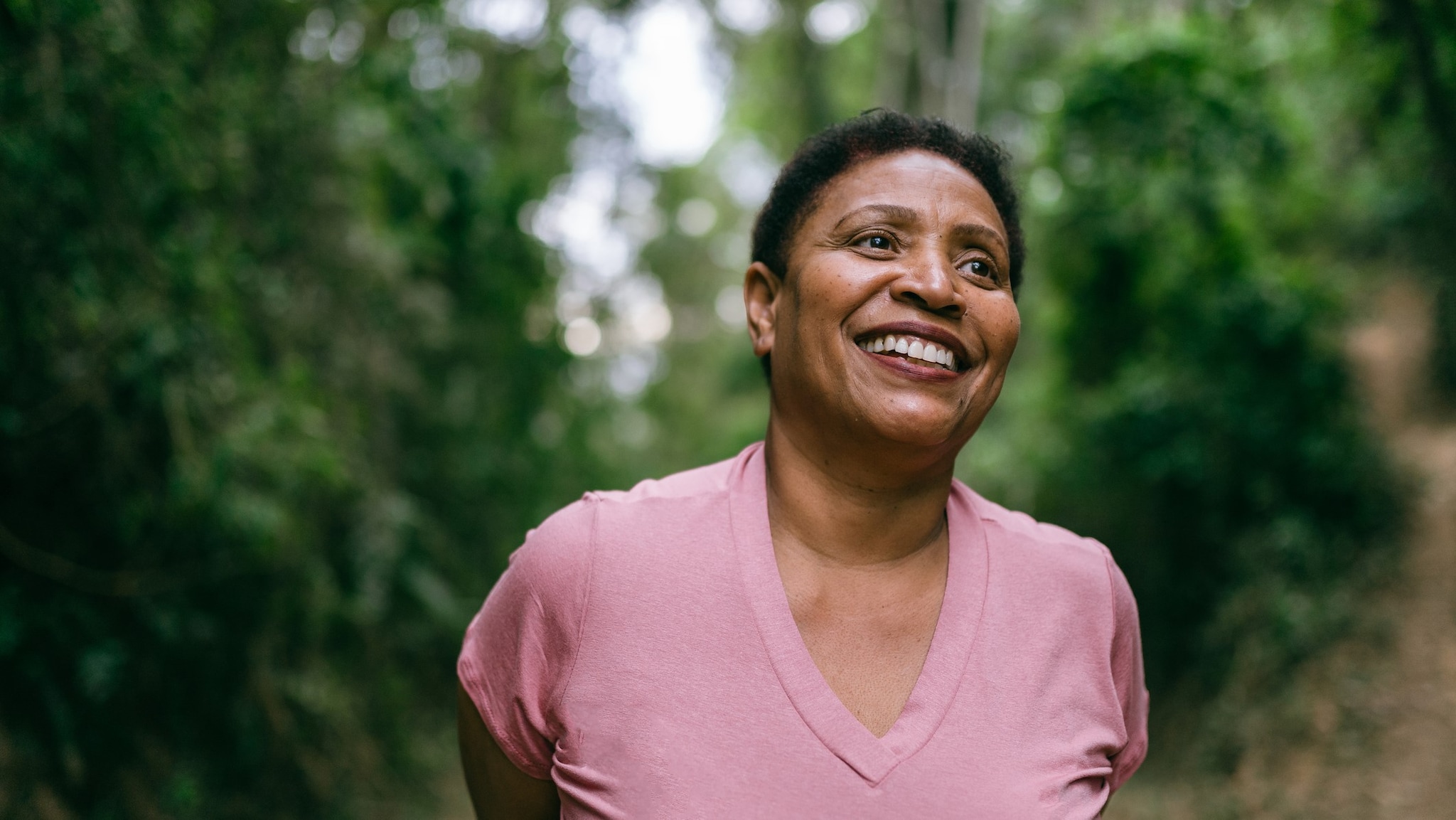 Mujer adulta sonriendo afuera