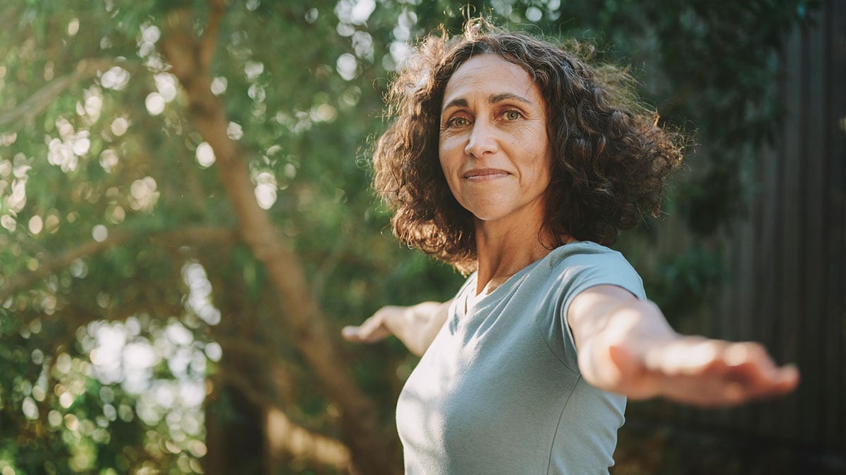 Mujer haciendo yoga al aire libre