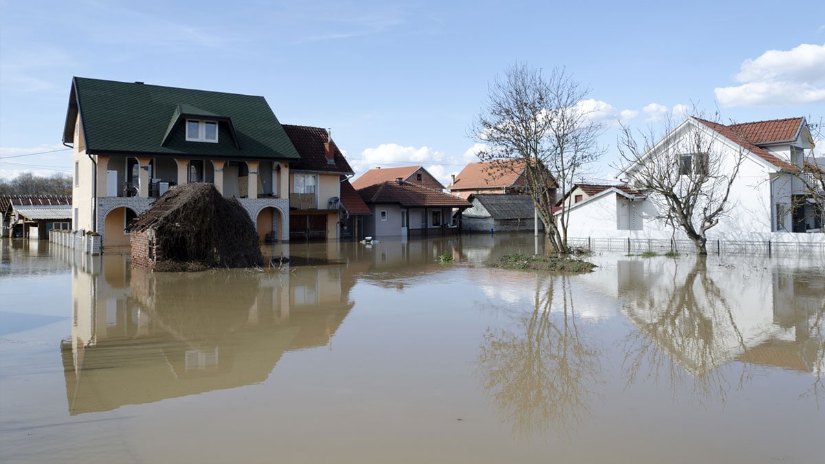 Calle de vecindario inundada