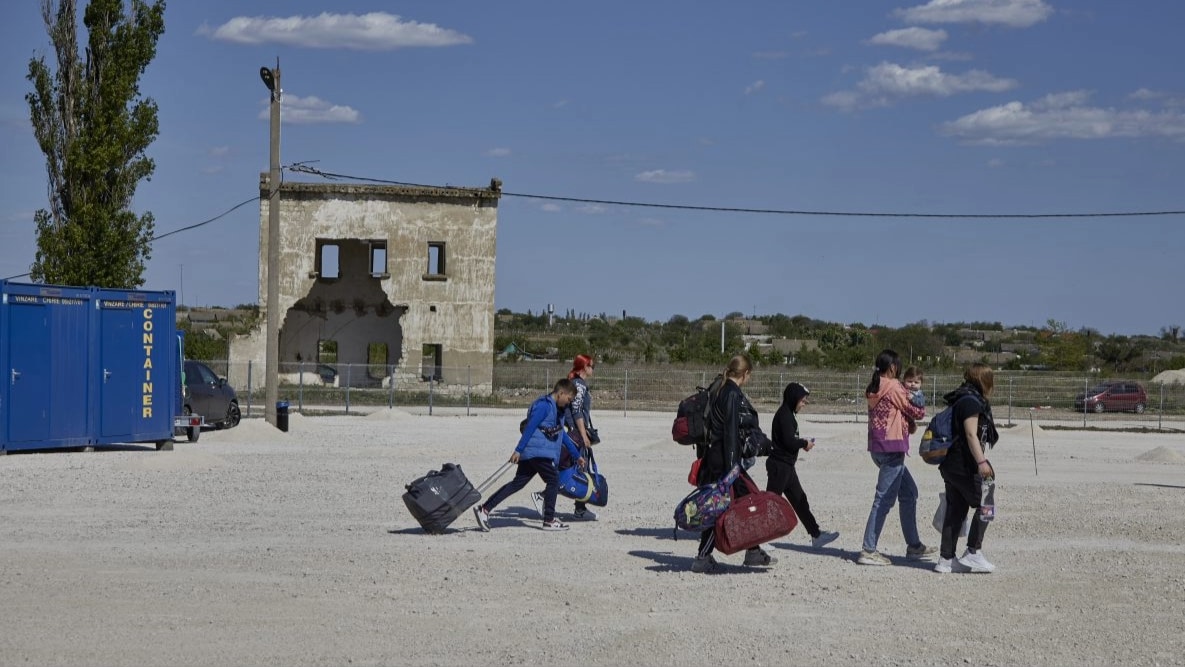 A group of Ukrainians carrying luggage as they cross to and from Ukraine at the Palanca border in Moldova