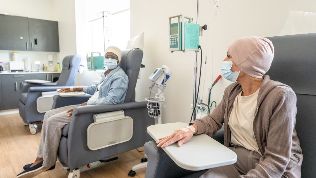 dos mujeres recibiendo quimioterapia