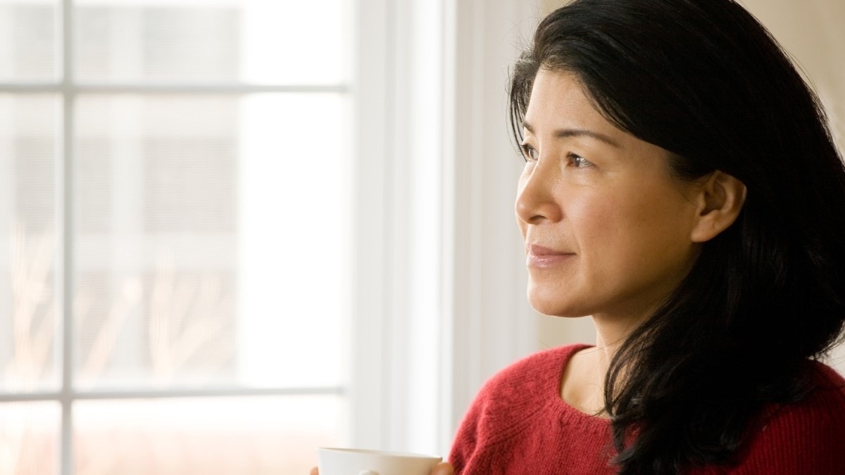 una mujer tomando café