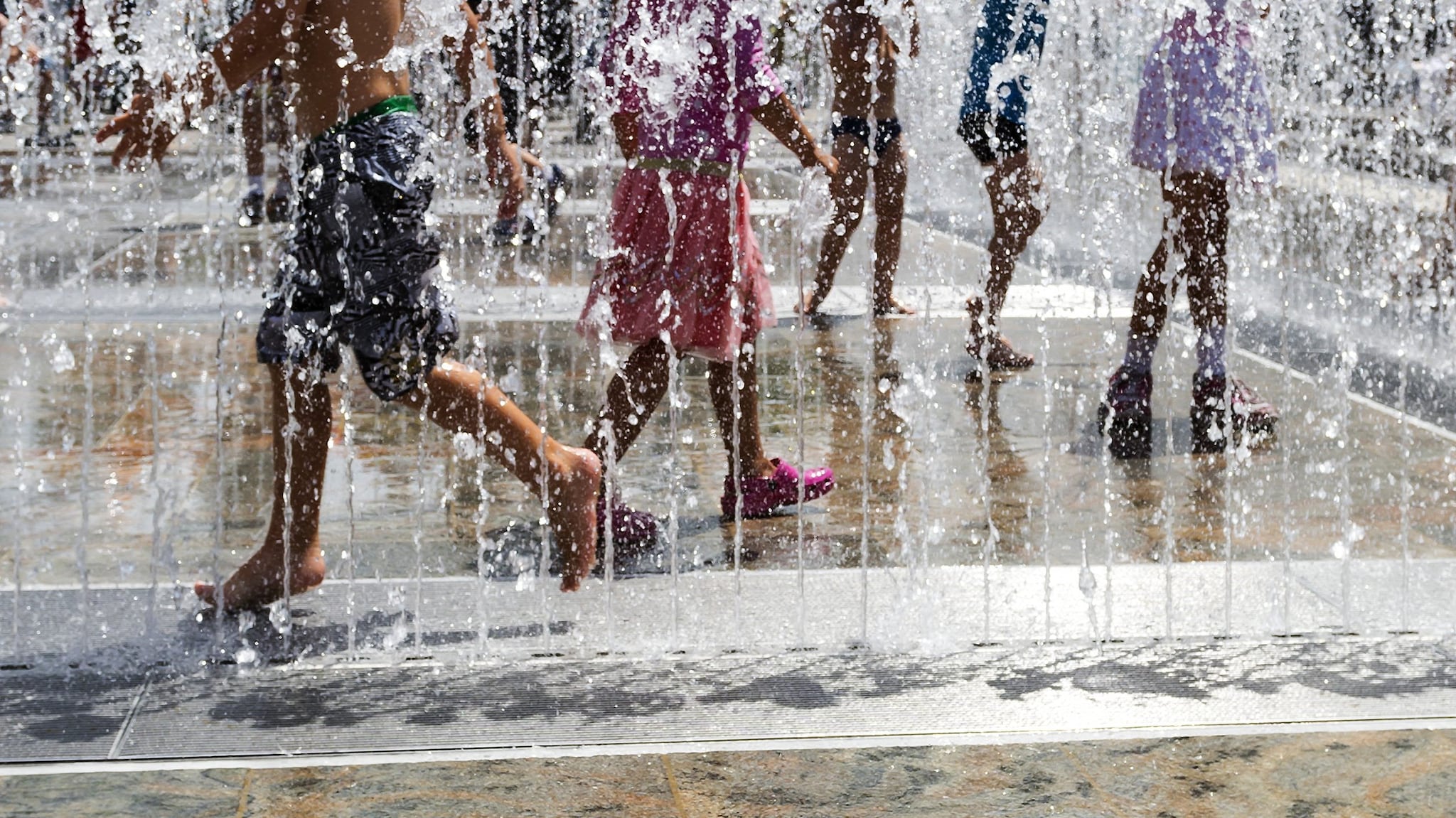 Niños jugando en una fuente de agua