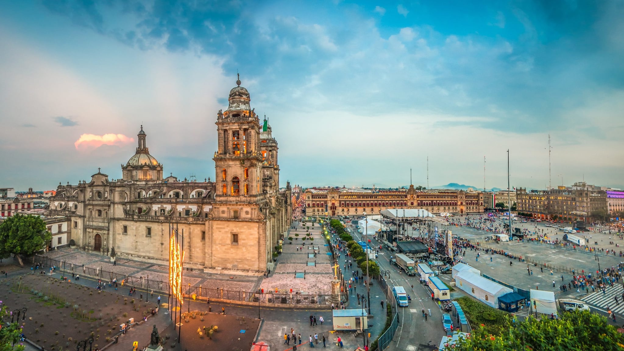 Plaza del Zócalo y Catedral Metropolitana de la Ciudad de México.