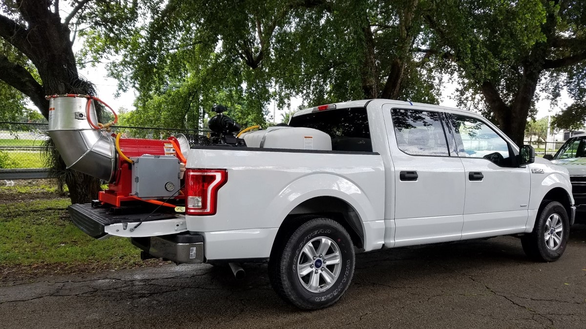 Camioneta con fumigadora de turbina Buffalo.