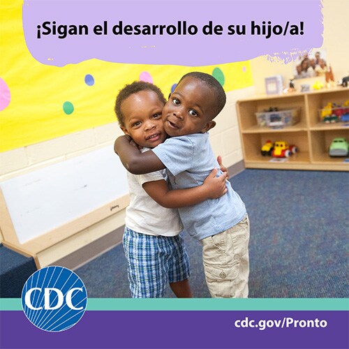 Two toddlers hugging in an early childhood education classroom. Text reads, "¡Sigan el desarrollo de su hijo/a! cdc punto gov barra Pronto"