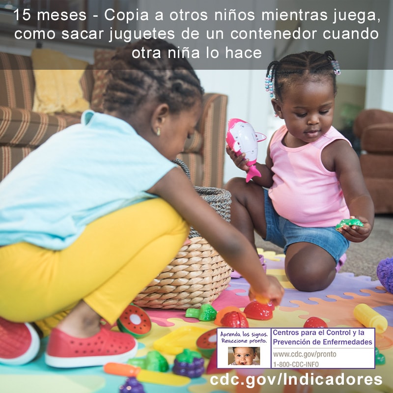 Copia a otros niños mientras juega, como sacar juguetes de un contenedor cuando otro niño lo hace 2