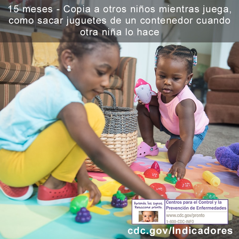 Copia a otros niños mientras juega, como sacar juguetes de un contenedor cuando otro niño lo hace 1