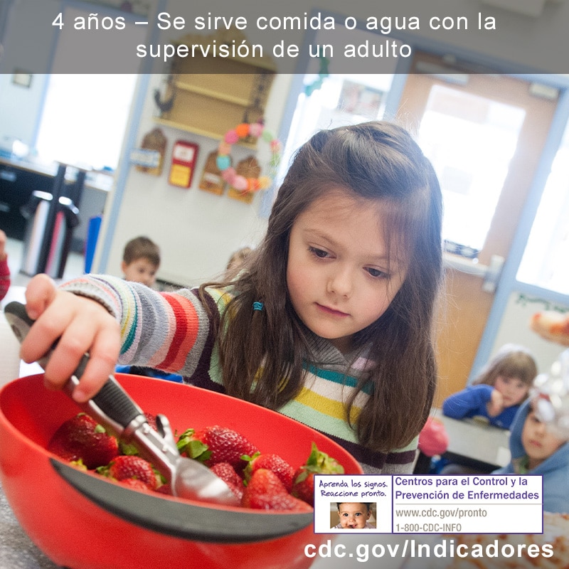 Se sirve comida o agua con la supervisión de un adulto