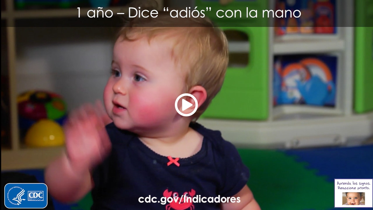 Dice “adiós” con la mano