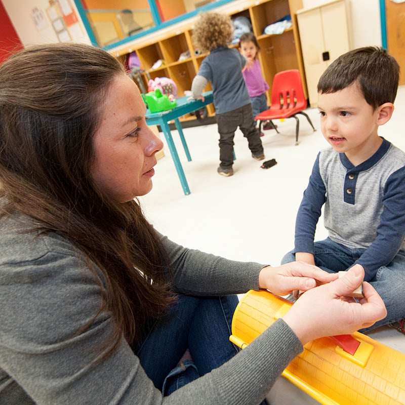 Niños juegan juntos en el salón de clases.