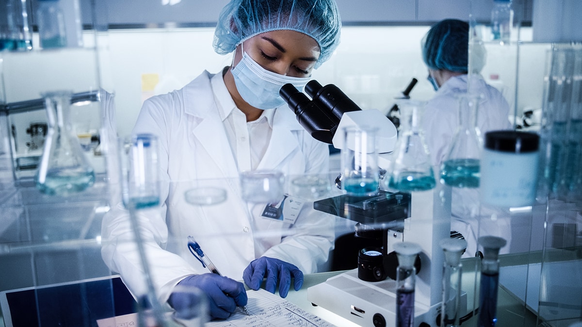 Investigadora en un laboratorio usando EPP.