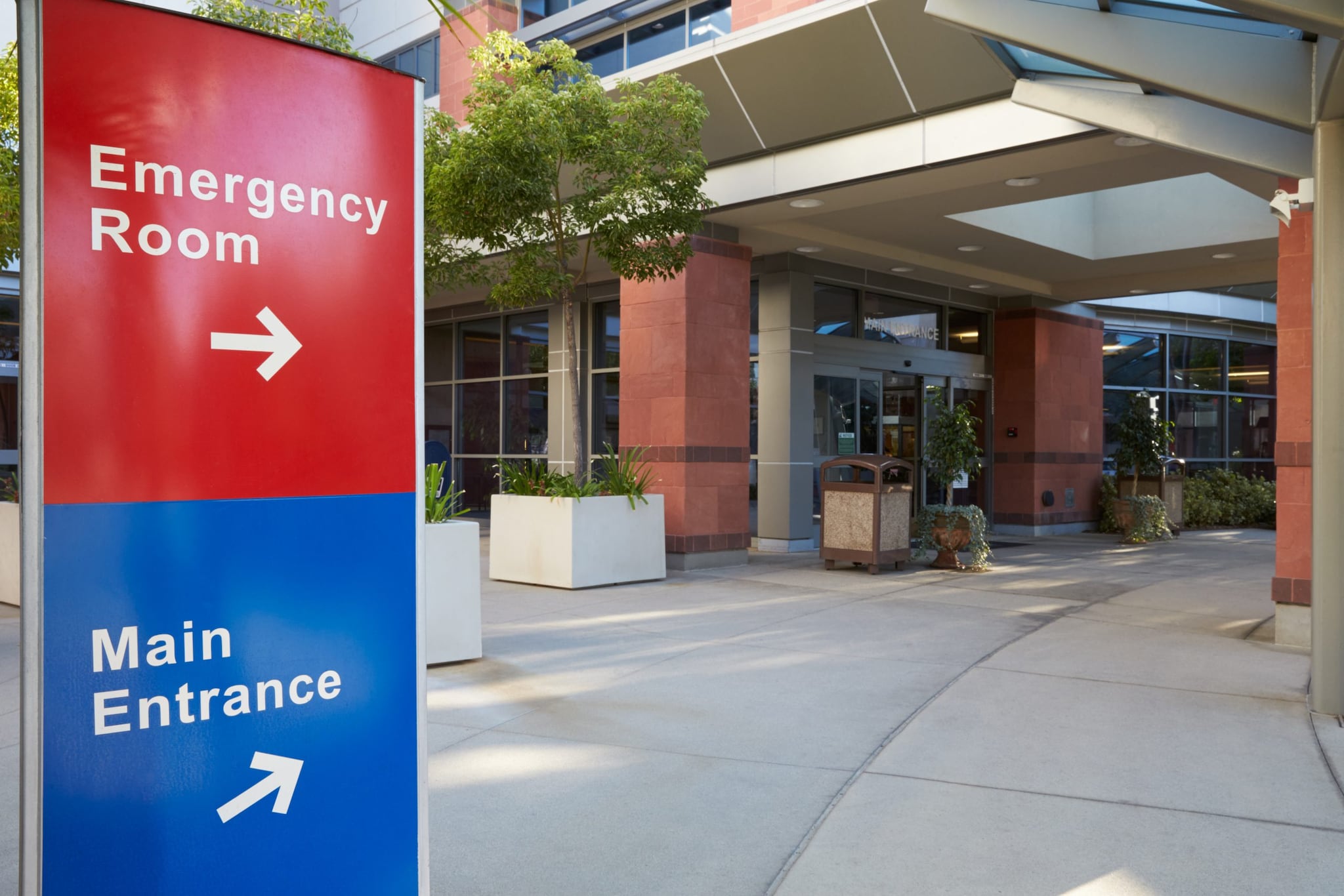 Letreros en la entrada de un hospital