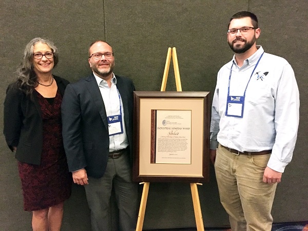 Dr. Jessica Kogel presents the 2019 Industrial Minerals Award to Sibelco.