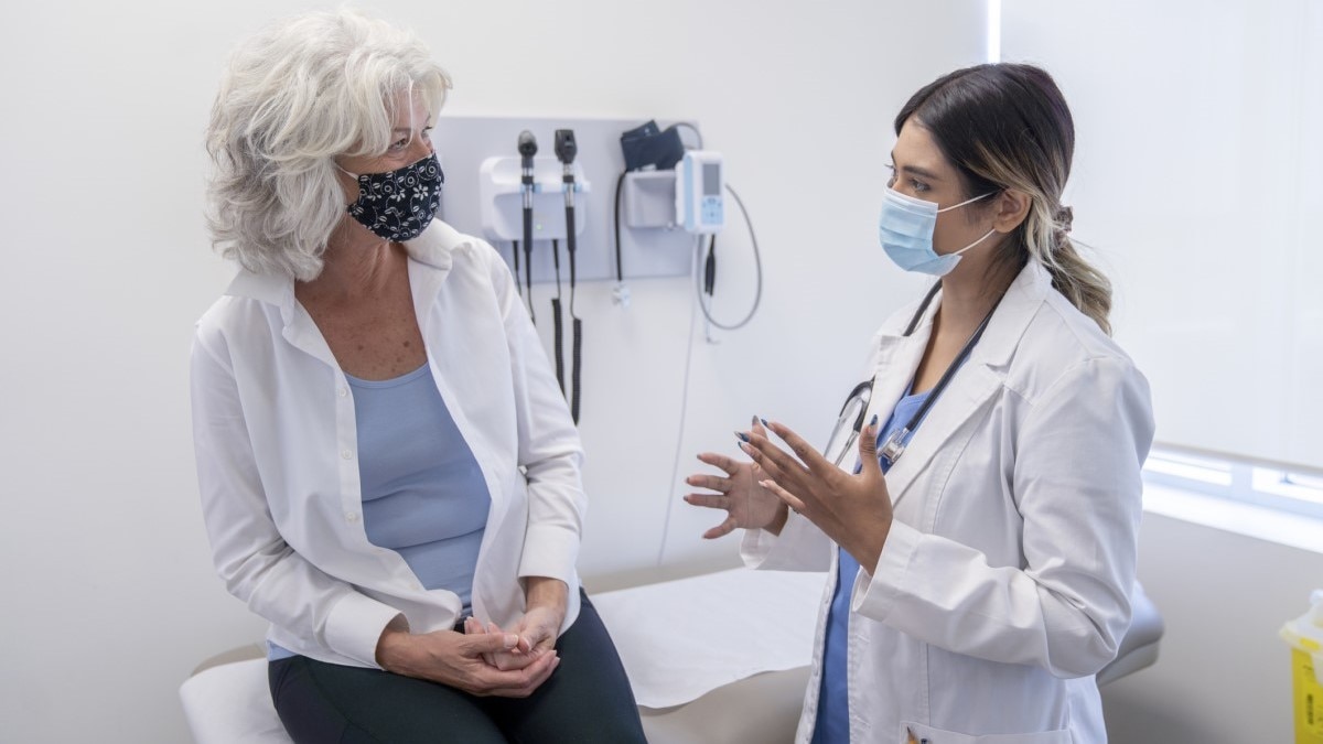 una mujer hablando con su médico