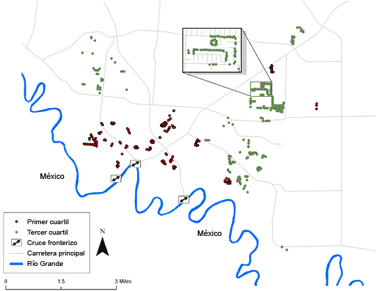 El mapa muestra la ubicación de cada hogar incluido en el análisis. En general, las personas del cuartil más bajo residen en el norte y el este, mientras que las personas del tercer cuartil están más cerca del río, en el sur. Se muestran en relación a 3 cruces fronterizos, varias carreteras principales y el Río Grande.