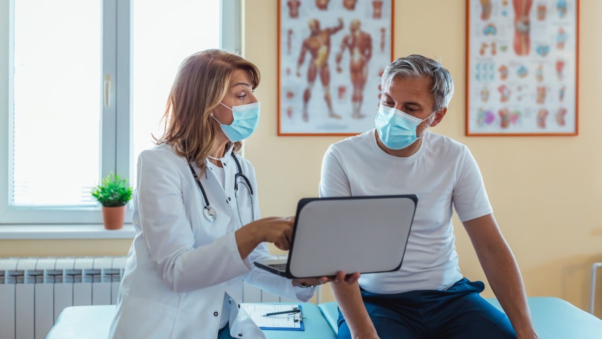 Foto de un hombre hablando con su médico