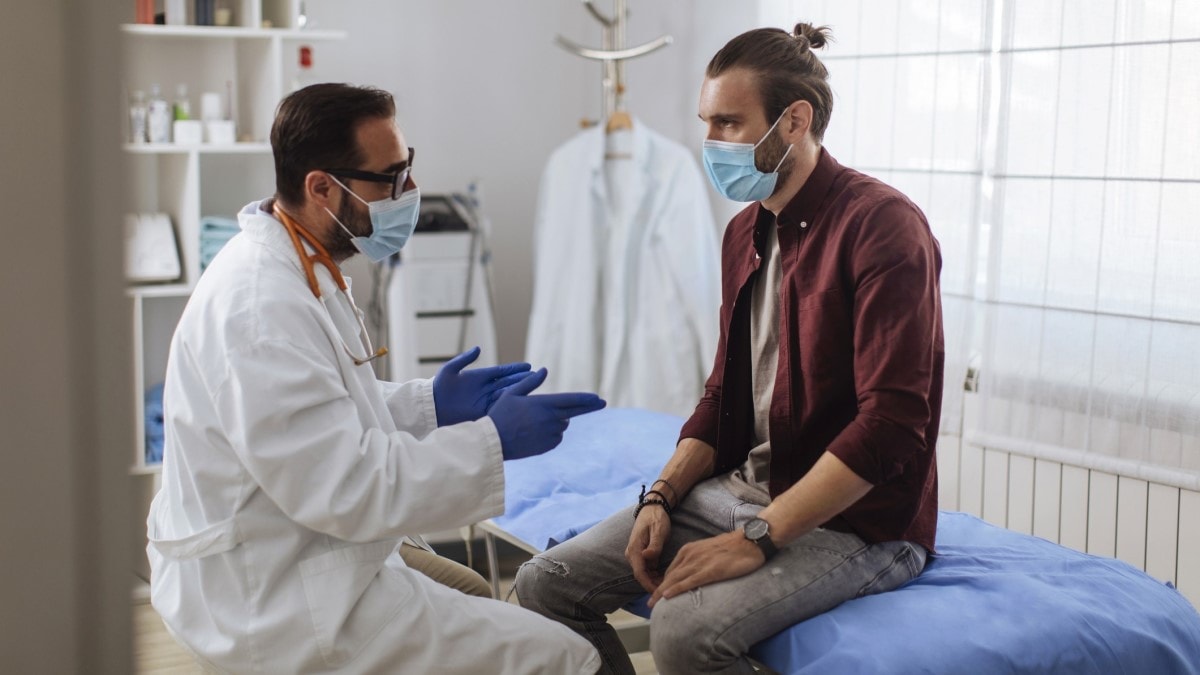 Foto de un hombre hablando con su médico