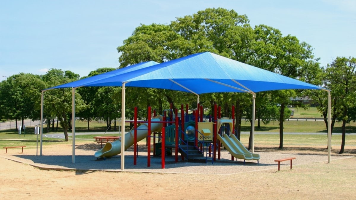 un parque con sombra