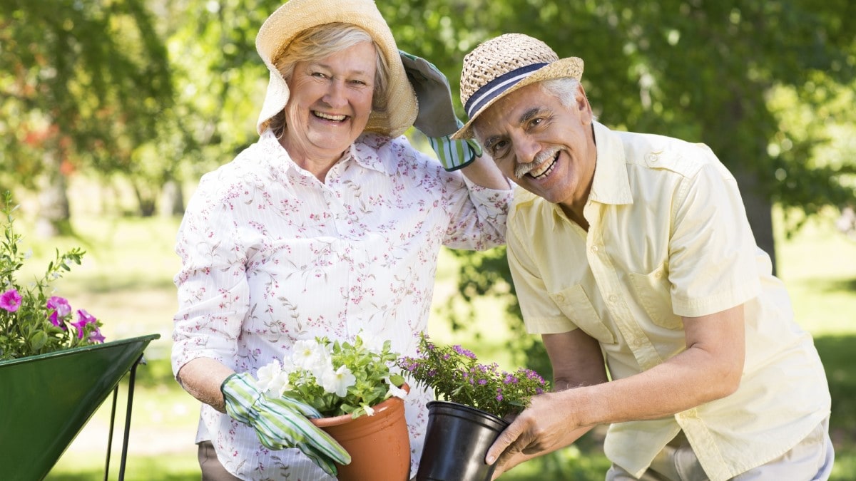 Foto de un hombre y una mujer en su jardín