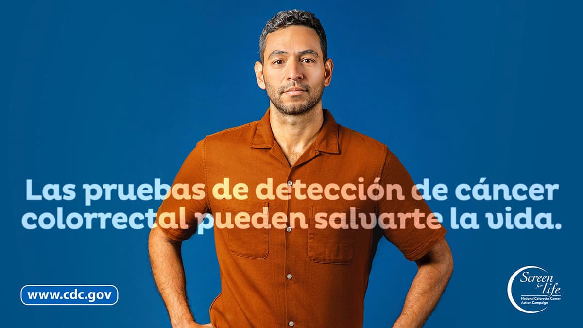 un hombre con el enlace de www.cdc.gov y el logo de Screen for Life y el texto: Las pruebas de detección de cáncer colorrectal pueden salvarte la vida.